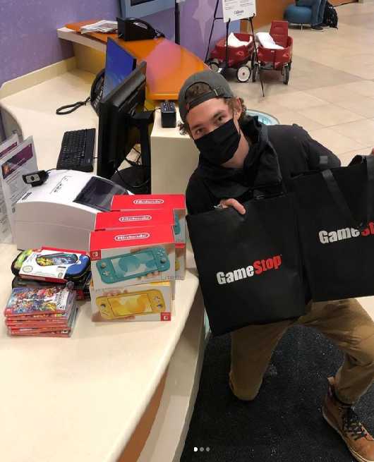 Gamestop: Joven donó consolas  a un hospital infantil