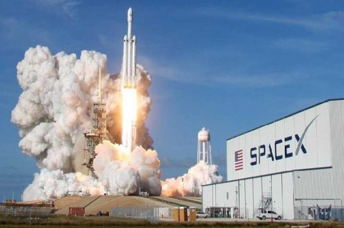 SpaceX: La primera misión comercial al espacio en 2021