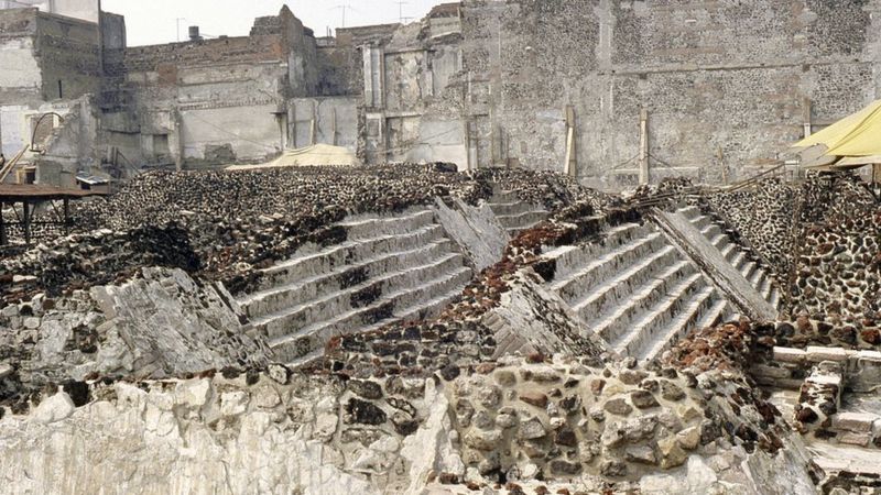 Las ruinas de Tenochtitlan sobre las que se asienta CDMX apenas reflejan su grandeza hace cinco siglos. En la imagen, el "muro de serpientes" del Templo Mayor.