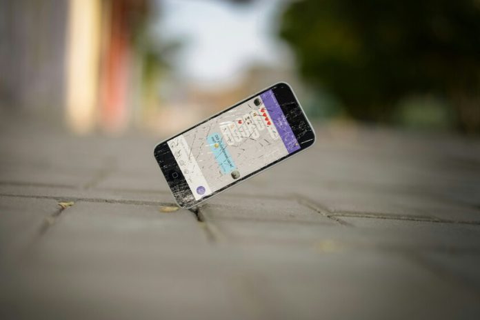 ¿Cuántos metros de caída soporte un smartphone? Un experimento revela que los móviles son cada vez más resistentes